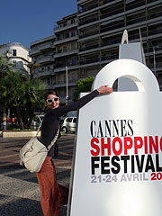 Am Gründonnerstag startete endlich das Cannes Shopping Festival 2011, das Münchner Model Elenora Gendelmann kann es kaum fassen.... (Foto. Eleonora Gendlemann)